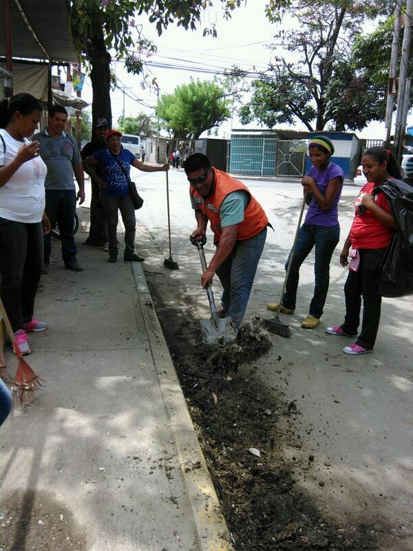 TovarJenifer's tweet photo. De la mano con los motorizados de la Parroquia Alfredo Pacheco Miranda y la Cuadrillas productiva http://t.co/mq0xCHpLii
