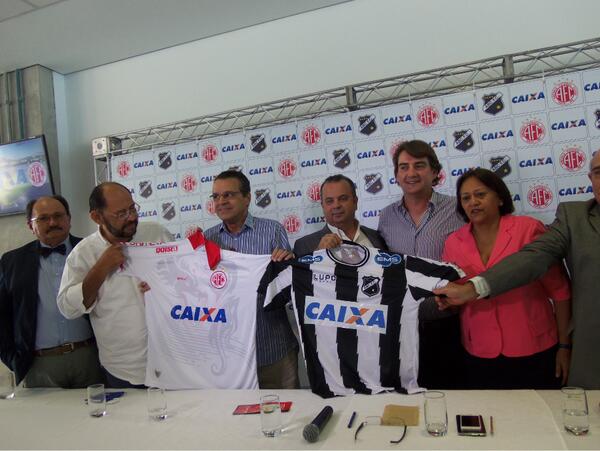 ABCFC's tweet photo. Neste momento o uniforme do Mais Querido com o patrocínio da CAIXA é apresentado. http://t.co/bCgcMjkKo3