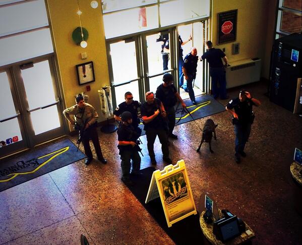 Joshua__Buckley's tweet photo. #KennesawStateUniversity, 30+ police in commons! #thankful @toriforrister http://t.co/nYnBdkoqZg
