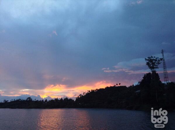 ramadhansaskia's tweet photo. Subhanallah indahnya "@infobdg: Sebuah Senja Dari Ujung Selatan Bandung (Situ Patengang) ^^ #IeuMahBDG http://t.co/z5sWwmoSMr"