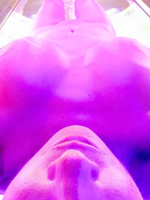 Tanning now http://t.co/wXBaEewQ95