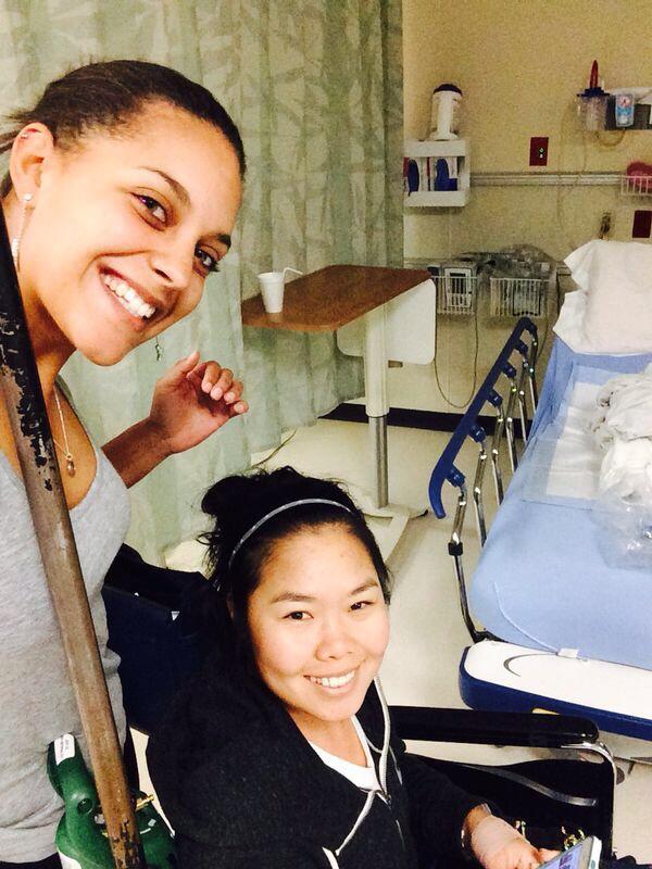 EstherChoe7's tweet photo. Thanks @hennizuel for being at the hospital with me all morning!! #anesthesiamakesmehappy #wheelchairselfie http://t.co/KcW2n9pphj