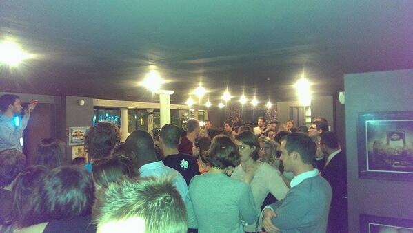 [Instantané] Salle comble hier au <a href="/DupontCafeParis/">Dupont Café</a> pour l'#ApéroSolidaire au profit d'Anak Bali ! Grosse Ambiance !