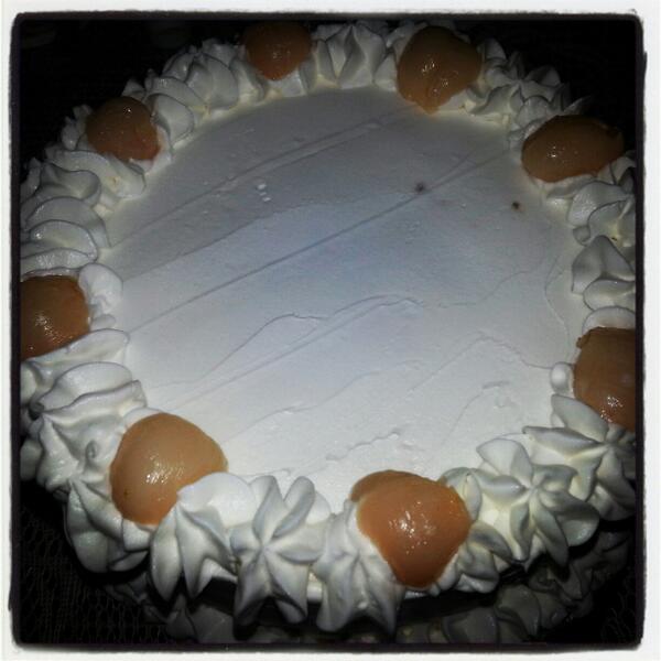 Happy friday! Check out this yummy Lychee Cake we made today :)