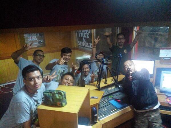 BARETSteam's tweet photo. On air di Kisi 93,4 FM Bogor.. @KisiFmBogor @rizaldireza #KISIFMdotCOM #SupportYourLocalMovement http://t.co/p0xvuRNJBp