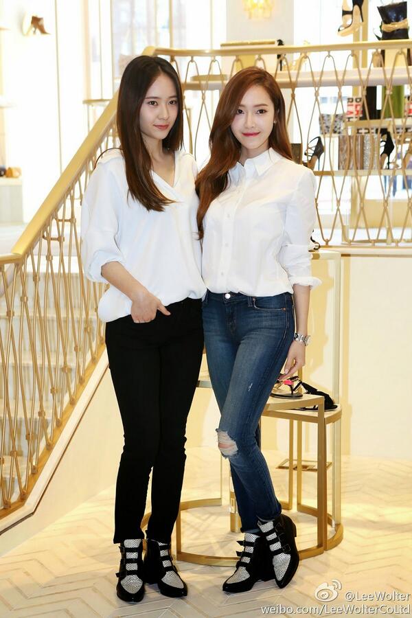 allkpop's tweet photo. More pictures revealed of Jessica and Krystal in Los Angeles http://t.co/elazTmAbxN http://t.co/t2GJbu5EBb