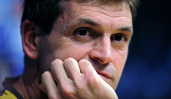el_pais's tweet photo. Fallece Tito Vilanova http://t.co/y6wo9aobVc El exentrenador del Barça fallece a los 45 años, víctima de un cáncer http://t.co/UGYkLfsZl1