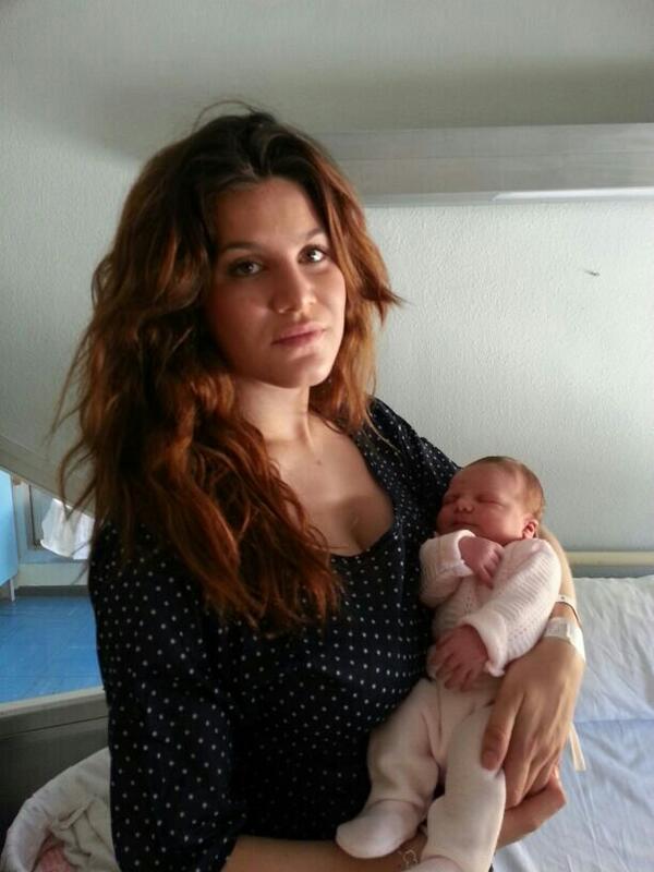 moneta_SS's tweet photo. Contentisimo de estar en casa con nuestra pequeña Leonor junto a quien lo a hecho posible @mari_22_m  te amo cariño. http://t.co/7bxf23JmU2
