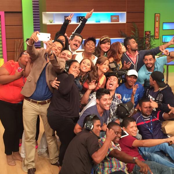 JelouTVN's tweet photo. Gracias por acompañarnos este viernes de #SelfieBuenosDias. ¡Feliz fin de semana! http://t.co/z0QBBda1wb