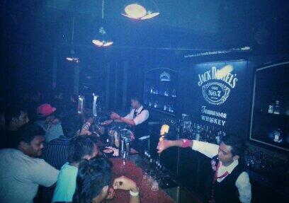 RendyBaros's tweet photo. RT @nickohugos: Thanks to all @HugosLovers RT @HugosMalang: My bar is busy #Freeflow w/ @RendyBaros &amp; @nickohugos !!! http://t.co/zpdqnff97b