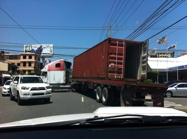rahilsanin's tweet image. @12y2 @sergiocarlo Furgón doblando en U en la Rómulo esquina Pedro A. Bobea. BIEEEN!