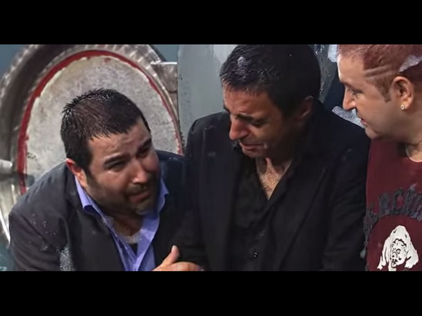 Bir yigit eshagidagi shamdan cums