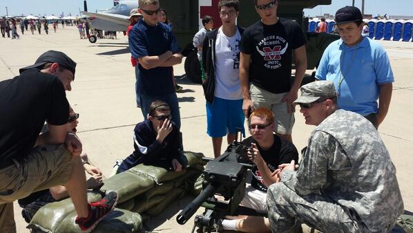 US_Army_FWTX's tweet photo. Learning about the MK 19 40MM grenade launcher http://t.co/t2qnaHYNYu