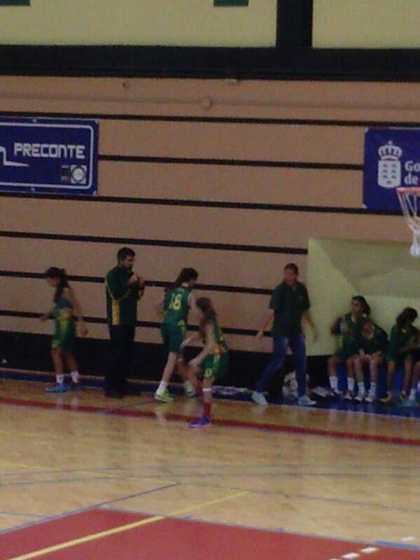 Hec_Cab's tweet photo. @vaneep7  @AngelooPerez vaya cracks... otra final!! Apoyando a los amigos desde la grada http://t.co/mYPlaAC0qV
