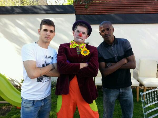 Nill_Magico's tweet photo. Mr Bubbles with Chelsea footballers Oscar and Ramires http://t.co/572MgTYzjz