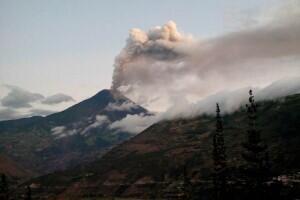 FapermexAC's tweet photo. Volcán ecuatoriano Tungurahua, con una actividad sísmica en aumento, podría registrar eventos explosivos importantes. http://t.co/XVyX9gaKqm