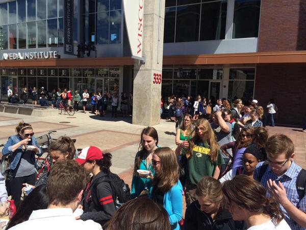 BadgerHerald's tweet photo. Great turnout for our #ACP2014 ice cream giveaway -- apparently people love free sundaes. We're here until 4! http://t.co/cAEWEevAF5