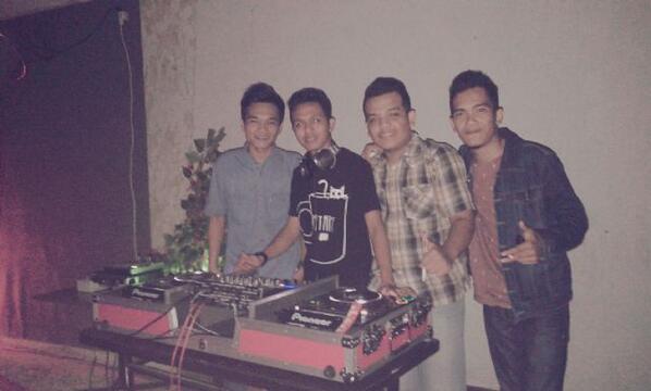 fier_d's tweet image. Full bass ( w/ @AROEL_AMRY @ramameutuah @azwartama @neidyRUN_NAD ) #ptcafe #ktvliveDJ #fullAC #malam besok lagii...