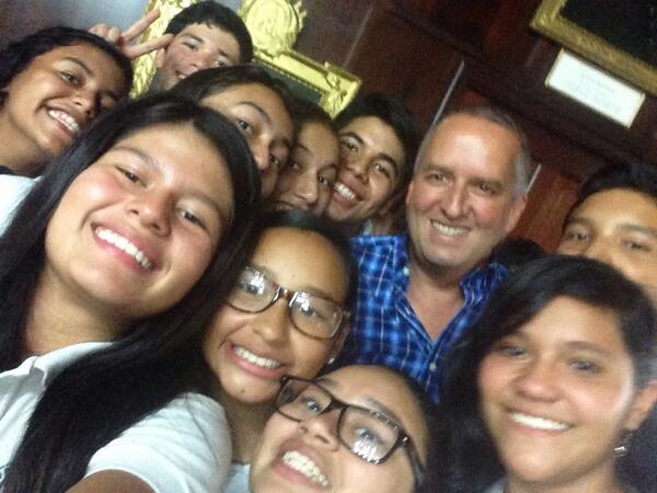 Acompañando en el recorrido x Casa Presidencial  a los alumnos de la  escuela Bilingüe Siguatepeque, de Siguatepeque