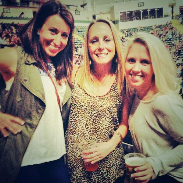 binmin79's tweet image. Tiki ready! Section 211 row 13 seats 6-9 #JakeOwen