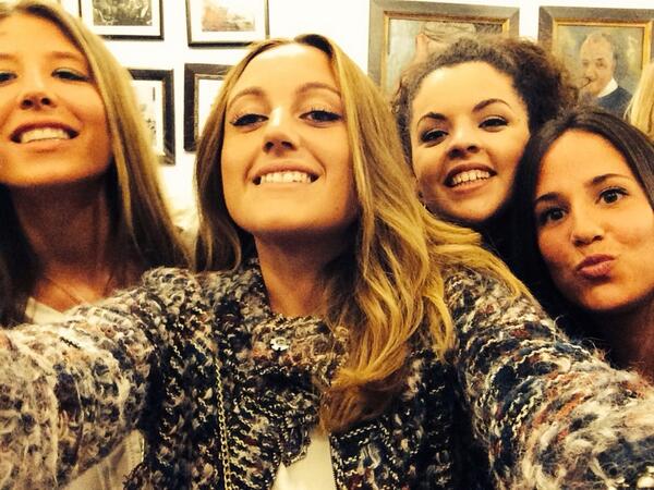 beaa_FS's tweet photo. Selfie de viernes noche @hard_Anaa @maariacarazo @rosaprados3 http://t.co/uqGxuhgKN2