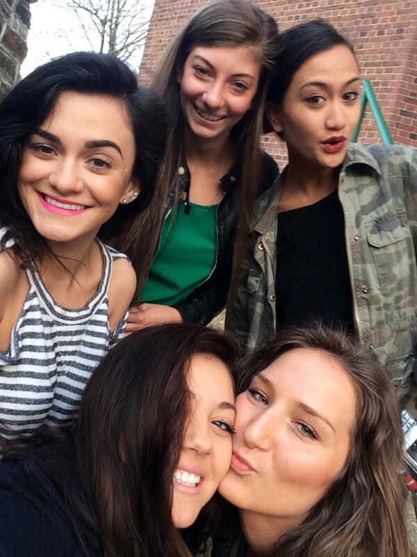 aashleybrianne's tweet photo. fens at 7pm lol yay http://t.co/BMQ9RCOJX7