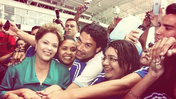 diImabr's tweet image. A mais amada, a mais querida, a mais assediada: a Rainha nos braços do povo… #Dilmetes #PRONATEC #Belém #QueenD ❤️⭐️