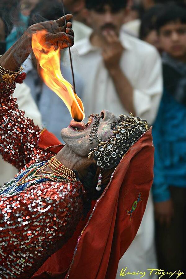 PositivePakstan's tweet image. "Bachho'n ko paalnay k liye karna parta hai saab" (I do this to feed my children)