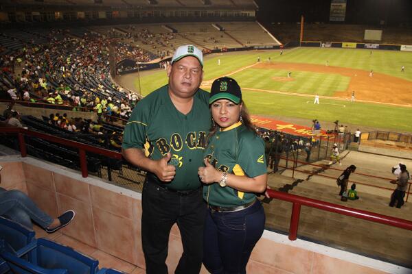BenicioRobinson's tweet photo. En el Rod Carew, junto a mi esposa Mirza, apoyando a los tortugeros @BocasDelToroC1 #BeisRPC http://t.co/5PlevuejvU