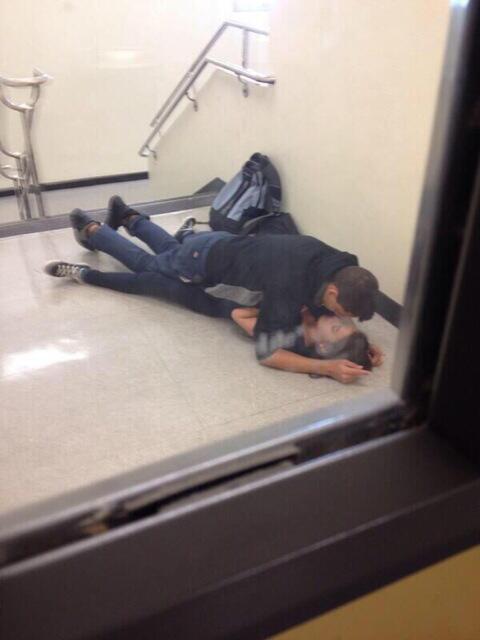 priincessposts's tweet image. Couples at my school be like