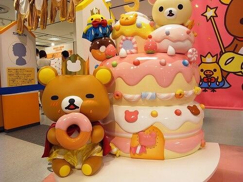 _rilakkuma_bot's tweet photo. リラックマとスイーツのディスプレイ★ドーナツ持ってかわいいw https://t.co/i4rVkR6H7U #リラックマ