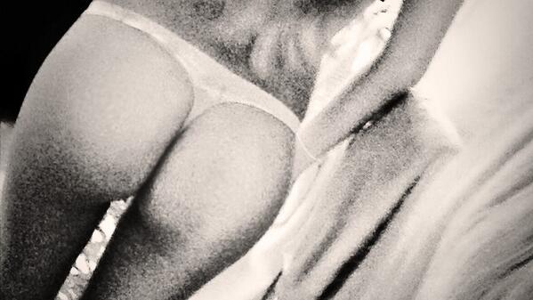 drunkspells's tweet photo. #bootyforbrandon @hawaiinshirts 😈🔫 http://t.co/imrJ1mLsZY