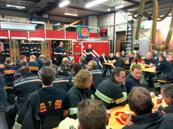 In alle vroegte vindt de briefing van de #brandweer plaats.