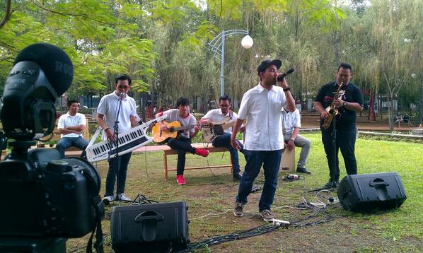 Yappika's tweet photo. @bag_beat performance @tamantebet #now @ClubSPEAK @TIIndonesia @RumahAMAN @zakiasyifa @beritagarID @foiindonesia http://t.co/btbHk5dE8g