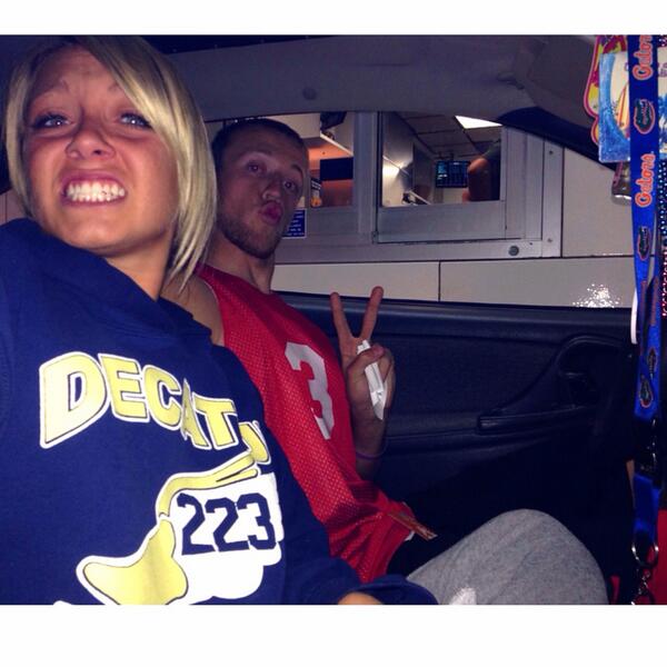 bayleeeaton_'s tweet photo. Gave I and got White Castle. 😒 #wishitwerewings http://t.co/1GvjBduS81