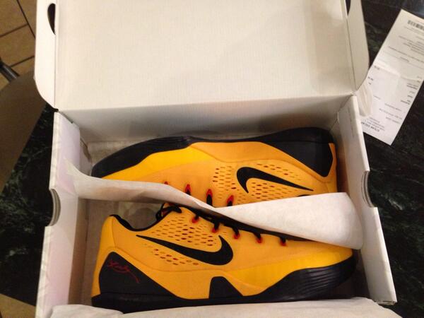 AEStylez_'s tweet photo. New cop🙌💯🏀👟 #Kobe9 #low #brucelees http://t.co/wtAdP4T8Ll