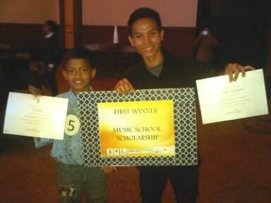 sahabatanak's tweet photo. 2 anak @SAtanahabang juara #StreetMusicContest, The Ritz-Carlton Htl Pasific Place &amp; mendpt beasiswa dr Yay Musik Jkt http://t.co/GYv3S2W0dp