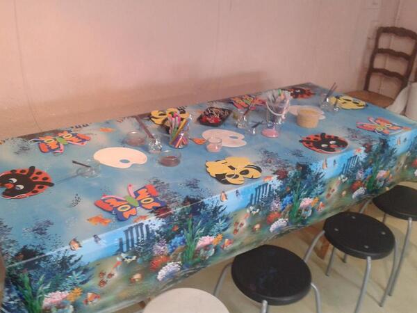 Des images de notre atelier artistique : peinture, colle, laine, feutres, coquillages, perles....