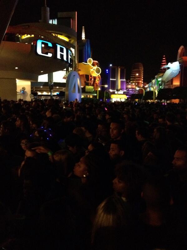 LCHSTrojans's tweet image. Wall to wall people - unsafe - open the gates Universal!!  #gradbash14 #letusout