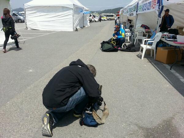 emfla505's tweet photo. 프랑스 "르몽드" 세월호의 구조를 보고 살인과도 같은 구조라고 보도했습니다.
CNN, AP등 외신들의 보도 내용을 보면 비슷할겁니다!
(CNN 취재팀이 민간잠수부와 인터뷰 하기전 앵글로 담는 모습입니다.) http://t.co/G591zx4o2J