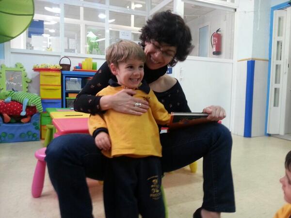 paco_pio's tweet photo. Diego y su mamá  muy contentos de estar en el cole compartiendo con los niños de la clase un ratito. Momento especial http://t.co/FB5j6ETbWT