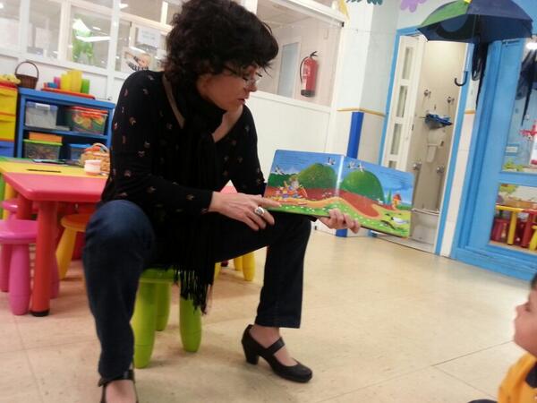 paco_pio's tweet photo. Ayer tuvimos la suerte de contar con la presencia de la mamá de Diego Cruz que nos contó un cuento muy divertido. http://t.co/l0xnLpdn7i
