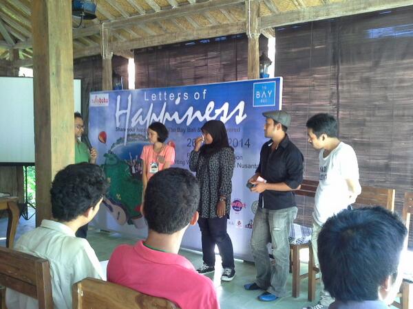 nulisbuku's tweet photo. Peserta blogging competition #lettersofhappiness @TheBayBali  sedang memberikan kesan mereka mengikuti kompetisi http://t.co/MmfzH4fosU