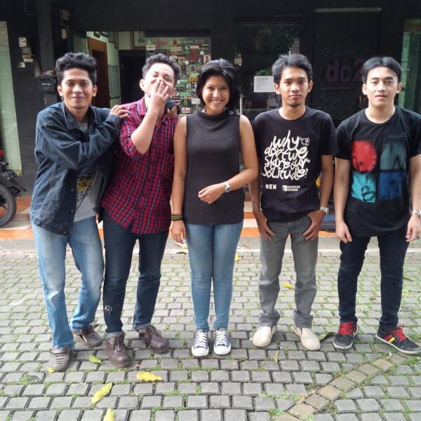 paramoreINA's tweet photo. Makasih ya Avellum Band :) #ParamoreNite2014 http://t.co/BAfZYWE4aD