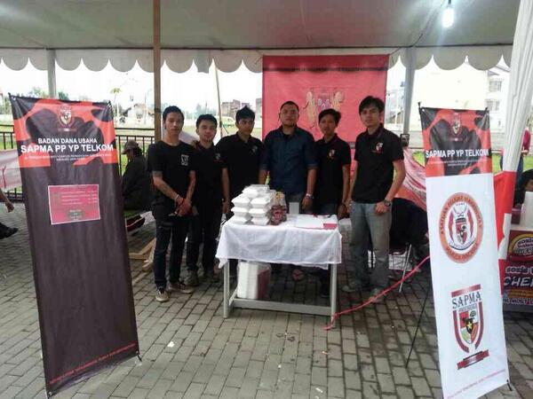 Bidang Dana Usaha Sapma PP YPTelkom sedang mbuka stand Hotdog di Telkom Convention Hall, ada Tulus dan The Sigit #tbp