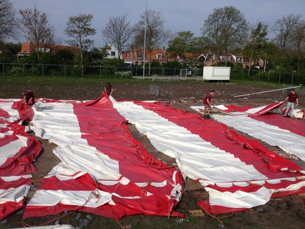 Vanmorgen laatste Oranjeverenigingen van spullen voorzien! Nu eerste tent alweer afbreken #nacht van Koudekerke