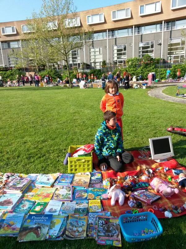 De eerste vrijmarkt op Koningsdag kinderen zelfstandig pa en ma moesten wegwezen;-)