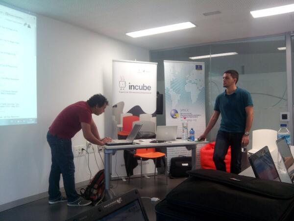 Nutellamaki's tweet image. Introducción al Coding Dojo llevado a cabo por @Ramclen y @hinigul en @IncubeGC. #CrackingTheCodingInterview