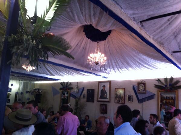 YoDroidSolution's tweet image. ¡Y merecido Premio! Aquí os dejamos algunas fotos de la Caseta Elegida en #voteonapp #feriamairena2014