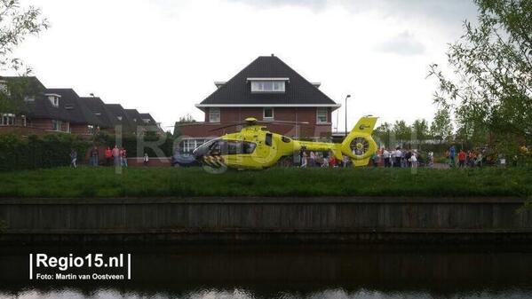 regio15's tweet photo. Traumaheli uit Rotterdam en o.a. ambulance uit Haaglanden naar de #Terrastuin in #Bleiswijk ivm reanimatie in woning. http://t.co/2aRbOE7sC5